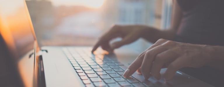 Femme qui écrit sur une clavier